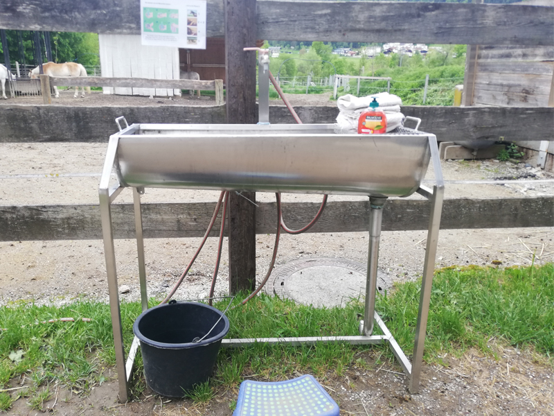 Unser Waschbecken vor dem Gatter